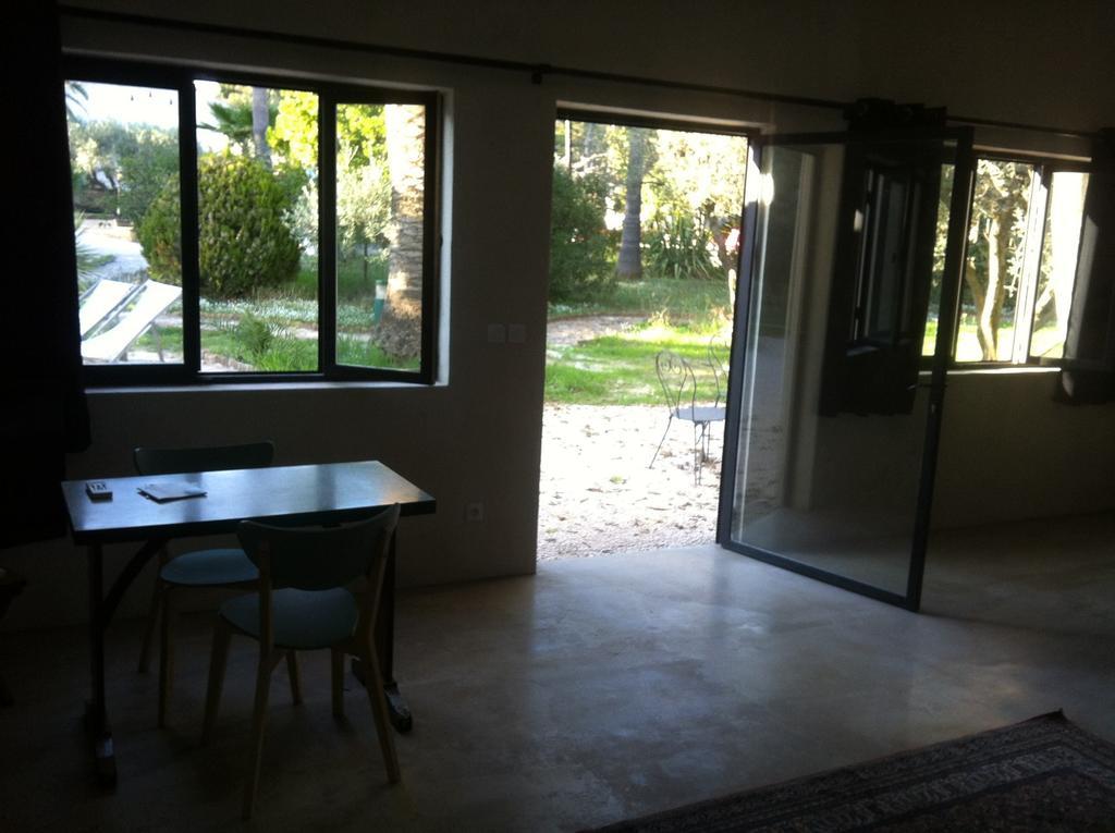 Du Cote De Chez Soi Hotel La Ciotat Room photo